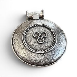 1. Round pendant “Trinity” silver gray