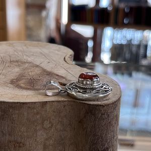 3. Pendente ovale di corniola grigio argento