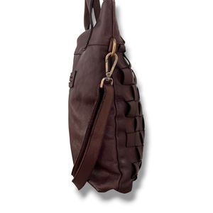 3. Woven shoulder bag Dark brown