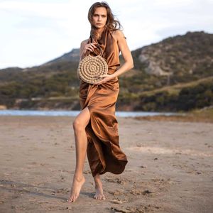 2. Ariadne round crochet bag beige gold