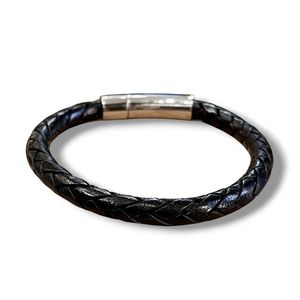 1. Round braided bracelet black