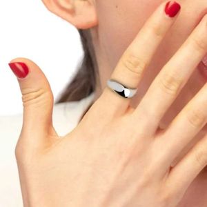 2. Anello fascia ondulata grigio acciaio