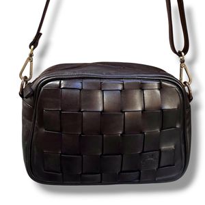 1. Borsa tracolla rettangolare intrecciata nero