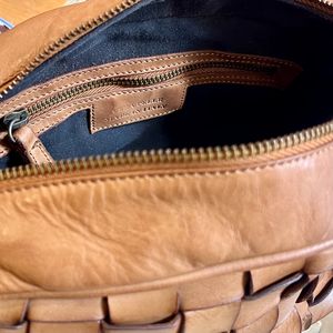 2. Borsa tracolla rettangolare intrecciata marrone