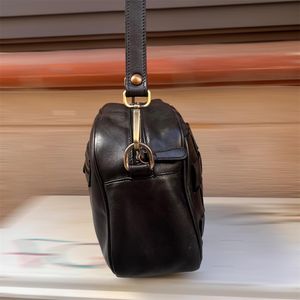 2. Borsa tracolla rettangolare intrecciata nero