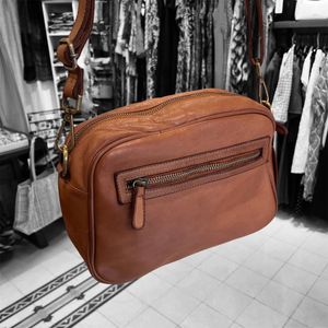 3. Borsa tracolla rettangolare intrecciata marrone