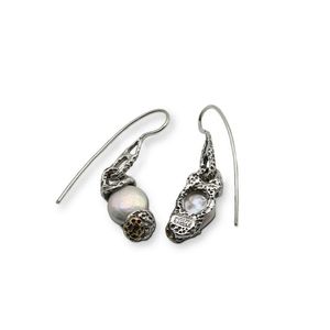 2. Orecchini pendenti perla barocca grigio argento