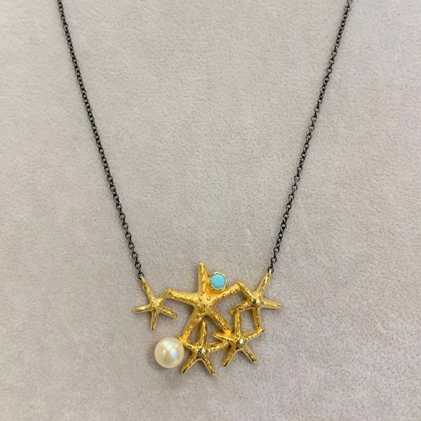 Orecchini pendenti con perle e stelle marine dorate: gioielli