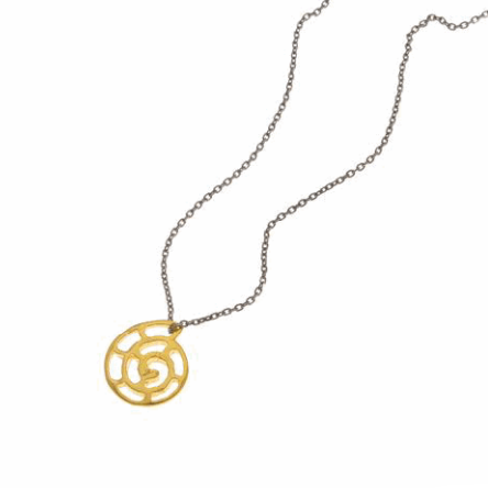 Collana con ciondolo a forma di conchiglia e perla