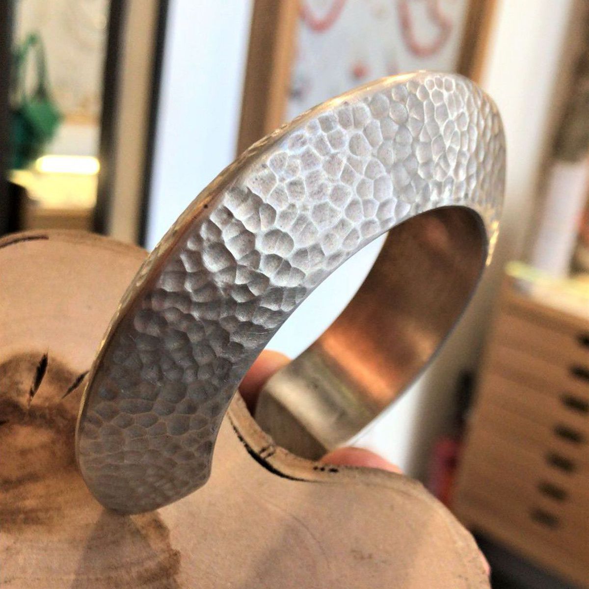 2. Bracciale piramidale martellato grigio argento BRASS Workshop bar09