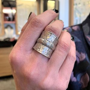 Anello fascia martellata argento BRASS Workshop