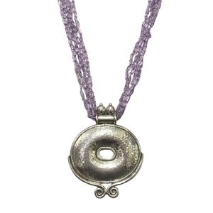 1. Collana medaglione con fili di quarzo ametista viola