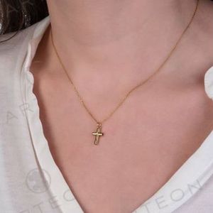 2. Collana con croce pietra rossa oro