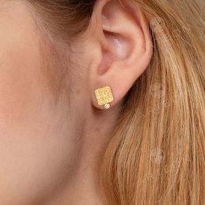 2. Orecchini lobo squadrati con zirconia oro