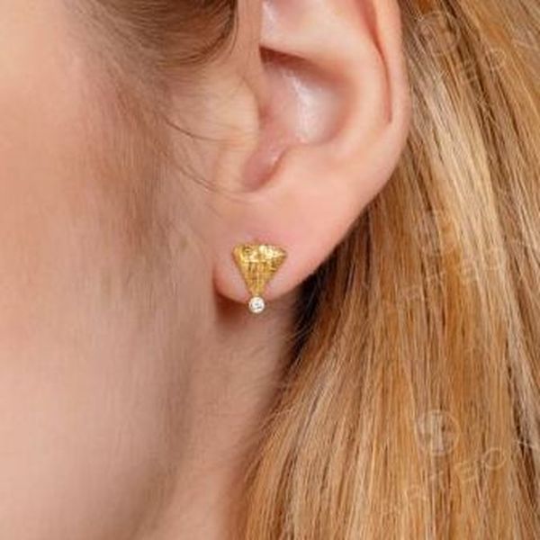 Orecchini pendenti in oro. Orecchini lunghi di design. Eleganti orecchini pendenti lunghi e grandi. Orecchini da sera. Orecchini dorati scintillanti. - Italia