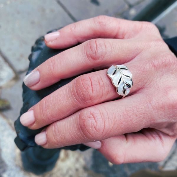4. Leaf, silver ring white BRASS Workshop g23a04