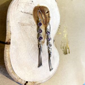 Orecchini pendenti con frange viola BRASS Workshop