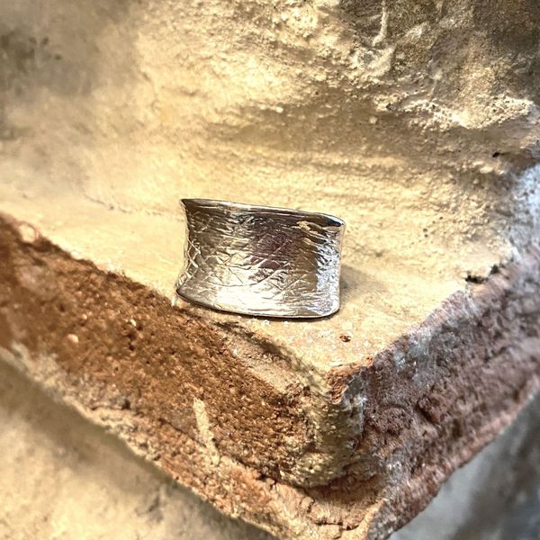 2. Saddle, silver ring silver grey BRASS Workshop f23a06
