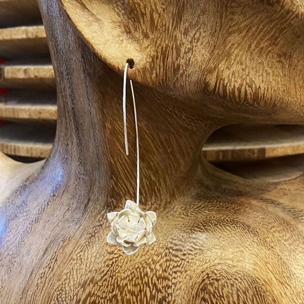 1. Orecchini Fiore di Loto grigio argento BRASS Workshop f23or31
