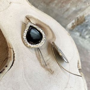Single drop earrings with black stone black BRASS Workshop