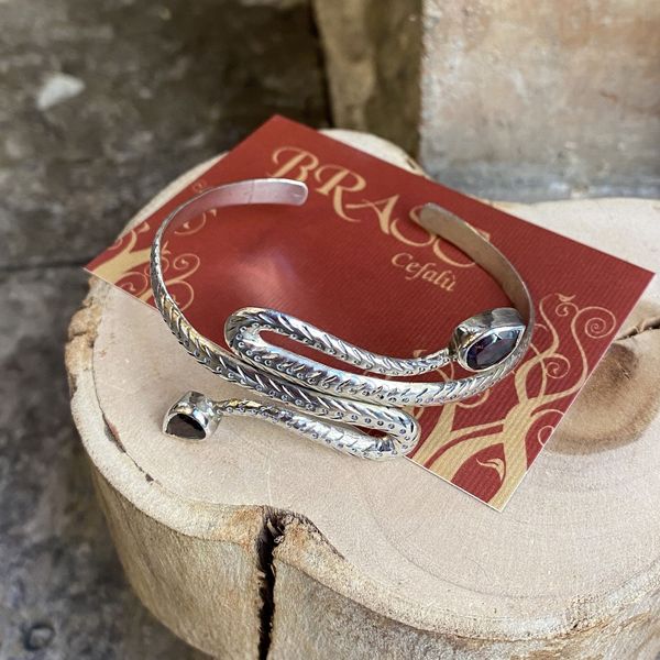 2. Snakes bracelet with garnet head silver gray BRASS Workshop bar51
