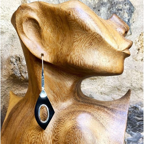2. Orecchini rigidi pendenti pietra nera nero BRASS Workshop f23or68