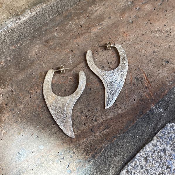 1. Griaffiate abstract plate earrings silver grey BRASS Workshop f23or81