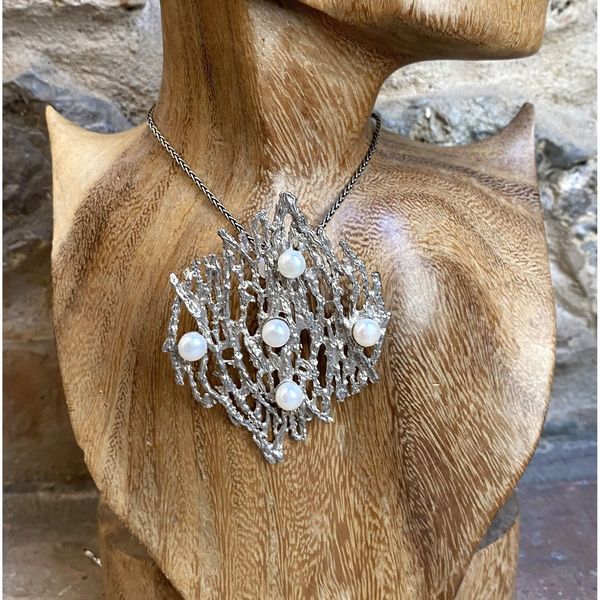 1. Pendente astratto con perle di fiume bianco BRASS Workshop bspe14