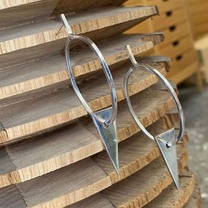 Orecchini cerchio con punta grigio argento BRASS Workshop