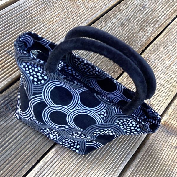 1. Mini bubble bag black BRASS Workshop mibune