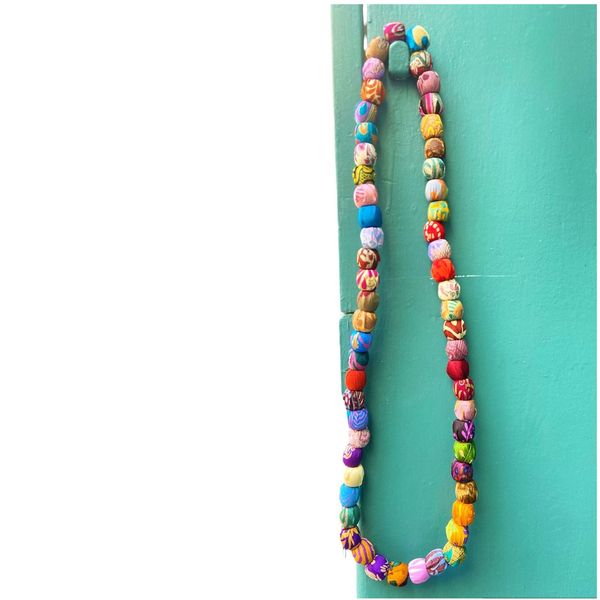 Collana Lunga Avalaya In Legno Multicolore – Perline Geometriche In Nero, Crema E Rosso, Stampa Animalier, 74 Cm