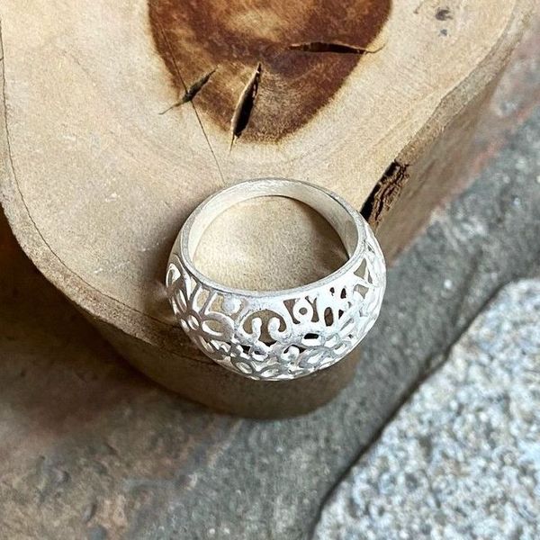 2. Rounded flower ring grey BRASS Workshop 24an05