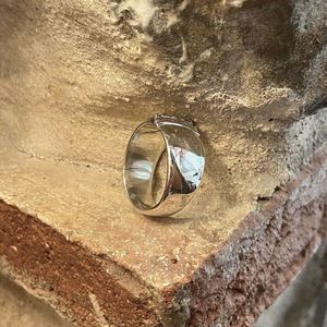 2. Band ring detail silver grey