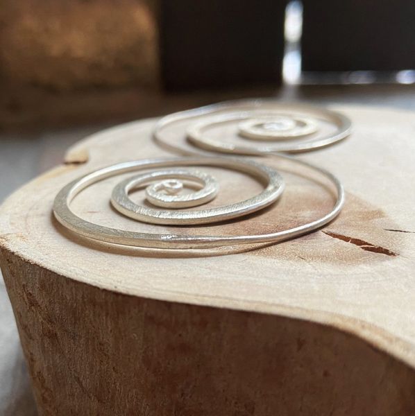 2. Spiral satin silver earrings silver grey BRASS Workshop 24or06