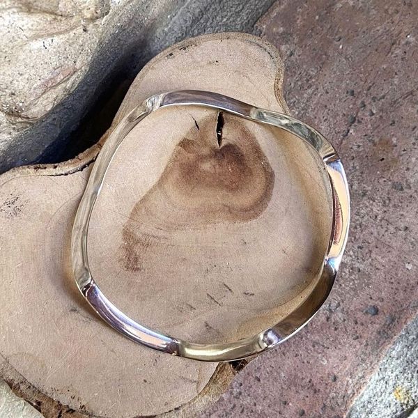 1. Wave, rigid silver bracelet silver gray BRASS Workshop 24br06