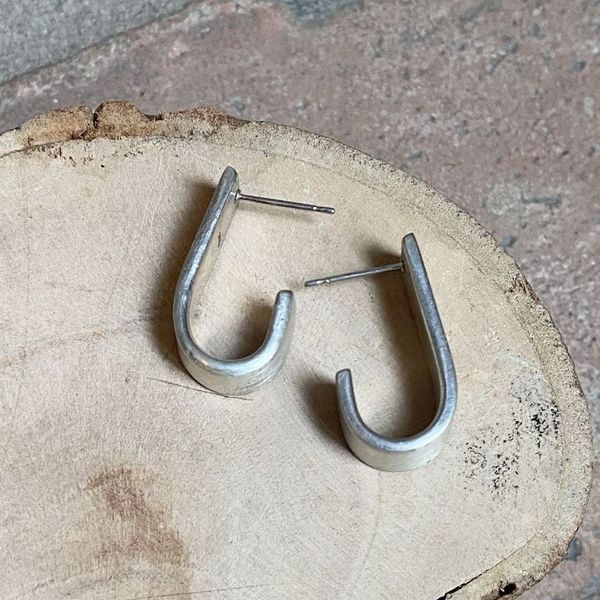 2. Orecchini J satinati grigio argento BRASS Workshop 24or12