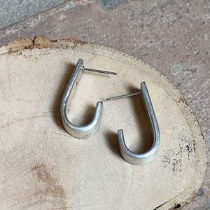 2. Orecchini J satinati grigio argento