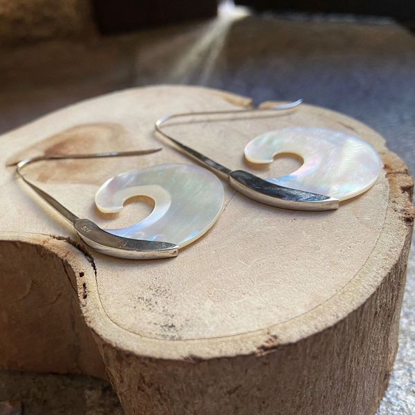 3. Orecchini onda di madreperla bianco BRASS Workshop 24or19