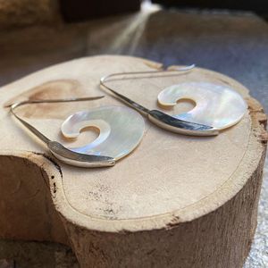 3. Orecchini onda di madreperla bianco
