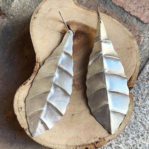 Leaf earrings silver grey BRASS Workshop