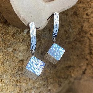 Orecchini dado martellato grigio argento BRASS Workshop