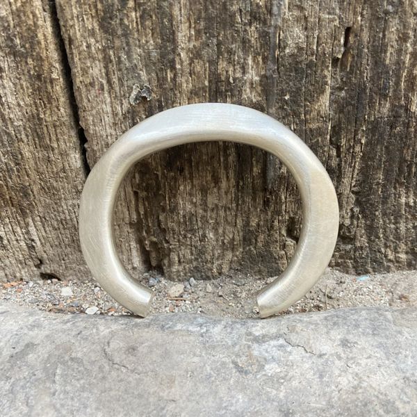 1. Bracciale rigido satinato grigio argento BRASS Workshop 24br30