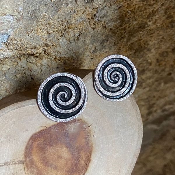 2. Engraved spiral round earrings black BRASS Workshop 24or48
