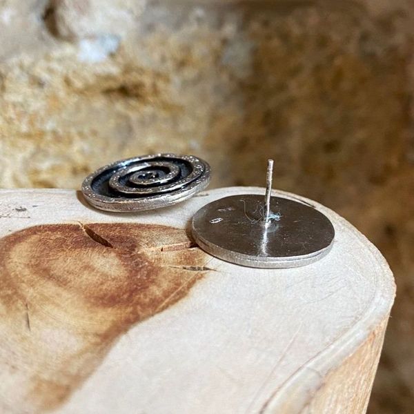 1. Engraved spiral round earrings black BRASS Workshop 24or48