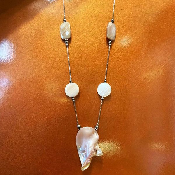 4. Natural mother-of-pearl necklace pink BRASS Workshop 24cl03