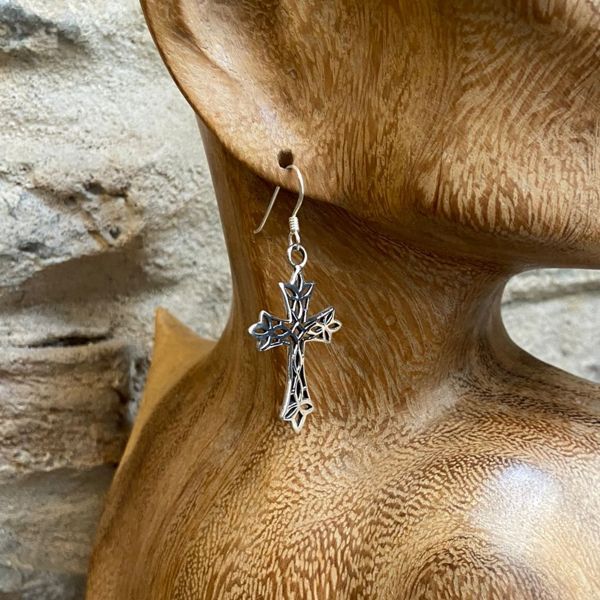 Orecchini A Perno Con Croce Placcata Argento – Gioielli Philip Jones Per Donna, 9,5 Mm, Ipoallergenici, In Busta Regalo Di Velluto