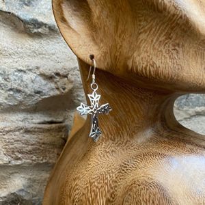 Orecchini croce gotica grigio argento BRASS Workshop