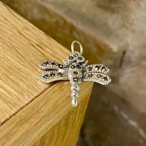 3. Pendente "libellula" grigio argento