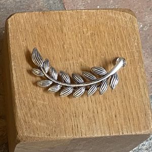 Orecchino singolo foglia con perno Grigio argento BRASS Workshop