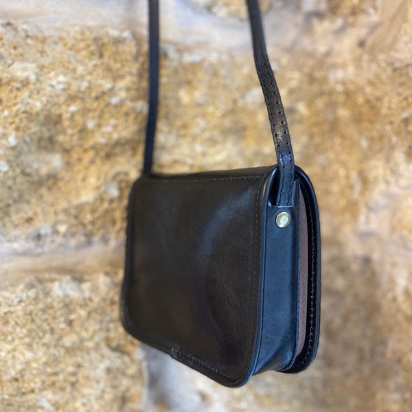 2. Borsa piccola tracolla patta nero BRASS Workshop ta-001
